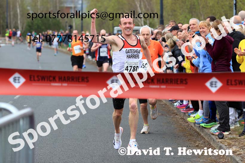 Senior mens relay, 2025 Elswick Harriers Good Friday Road Relays, Newburn, Newcastle upon Tyne. Photo: David T. Hewitson/Sports for All Pics